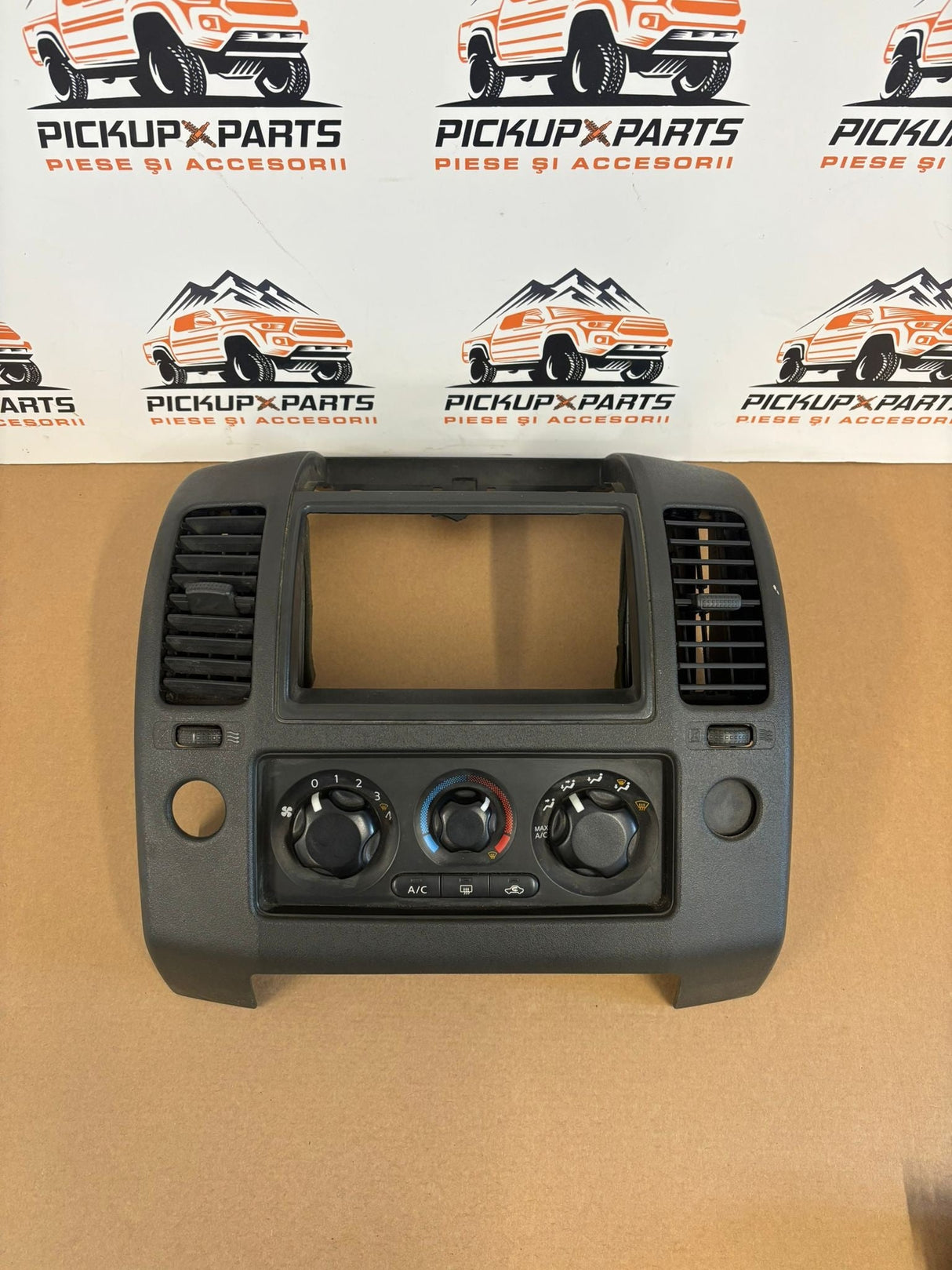 CONSOLA CENTRALA BORD NISSAN NAVARA D40 2005, 2006, 2007, 2008, 2009, 2010, 2011, 2012, 2013, 2014, 2015