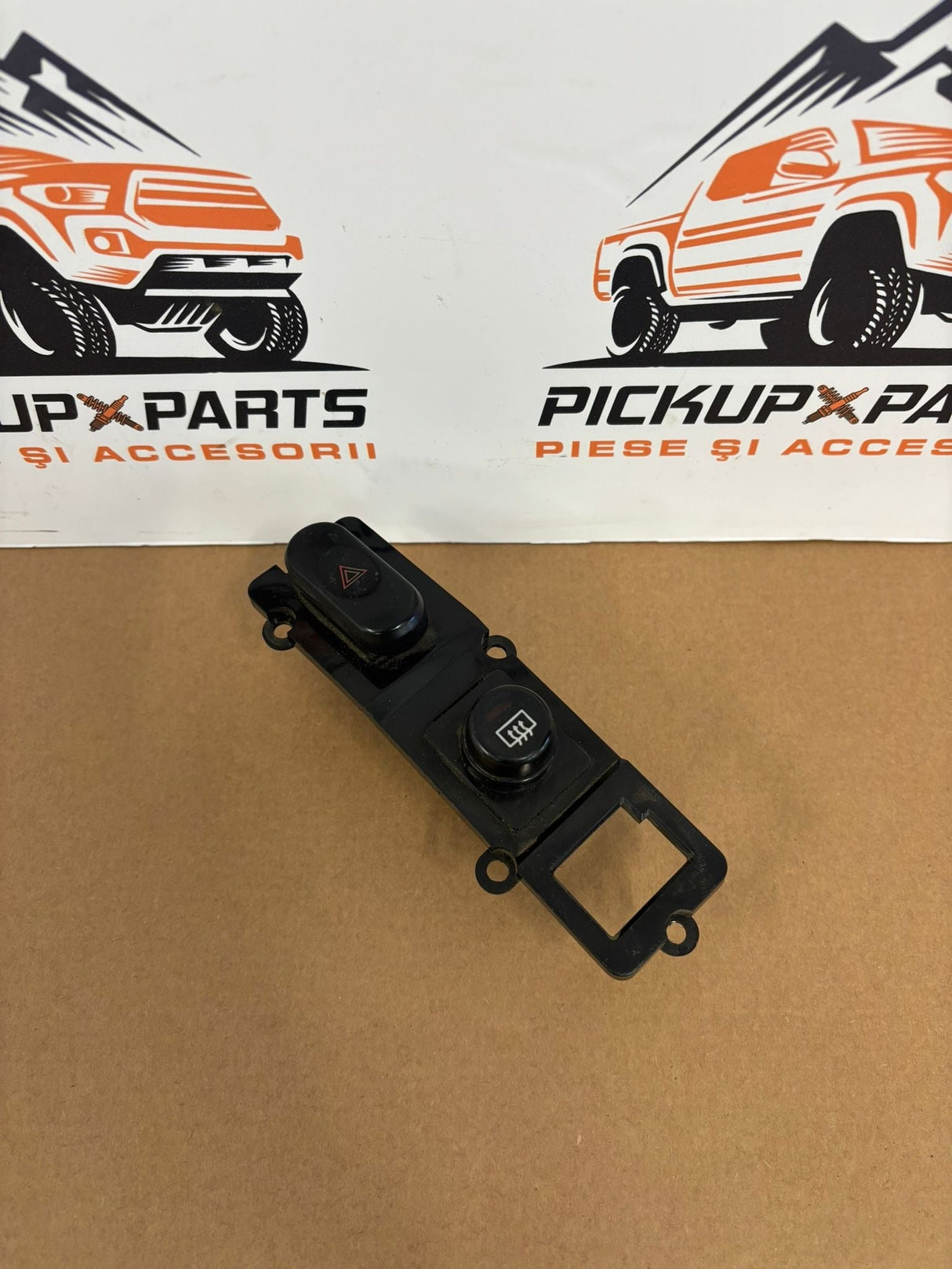 PANOU/BUTON AVARII MITSUBISHI L200 1999, 2000, 2001, 2002, 2003, 2004, 2005, 2006